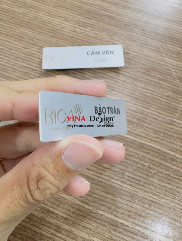 Làm bảng tên nhôm xước màu bạc in UV chức danh Tư vấn Master cho Beauty Academy - INKTS3748