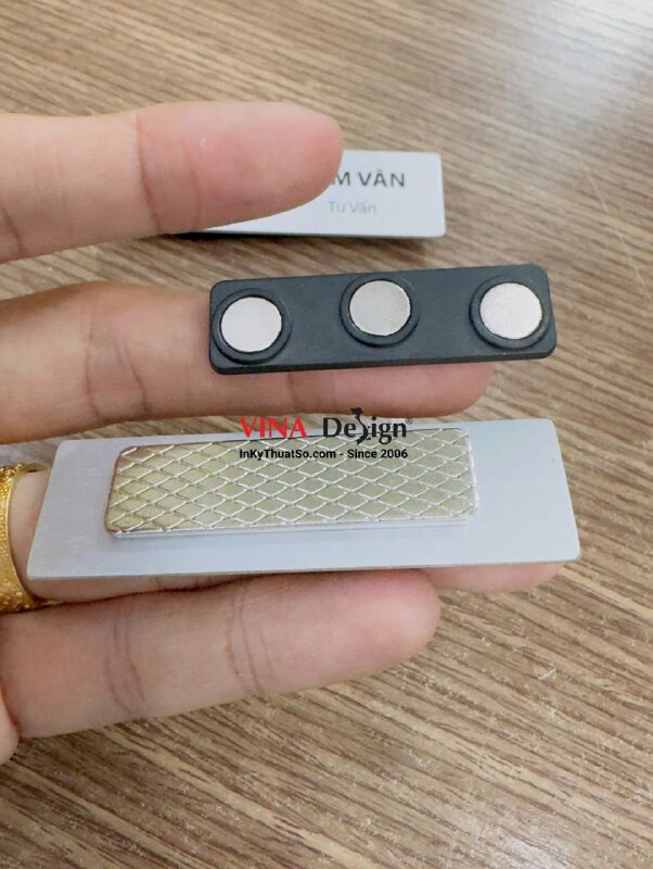 Làm bảng tên nhôm xước màu bạc in UV chức danh Tư vấn Master cho Beauty Academy - INKTS3748