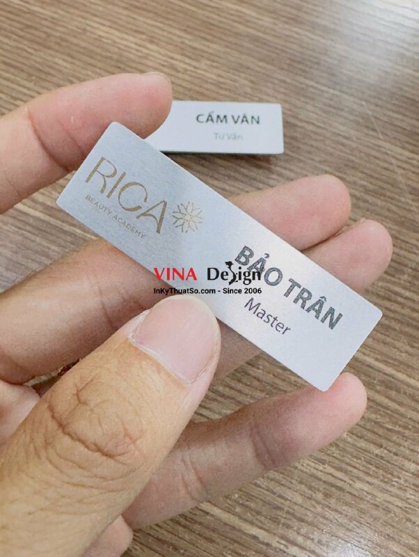 Làm bảng tên nhôm xước màu bạc in UV chức danh Tư vấn Master cho Beauty Academy - INKTS3748