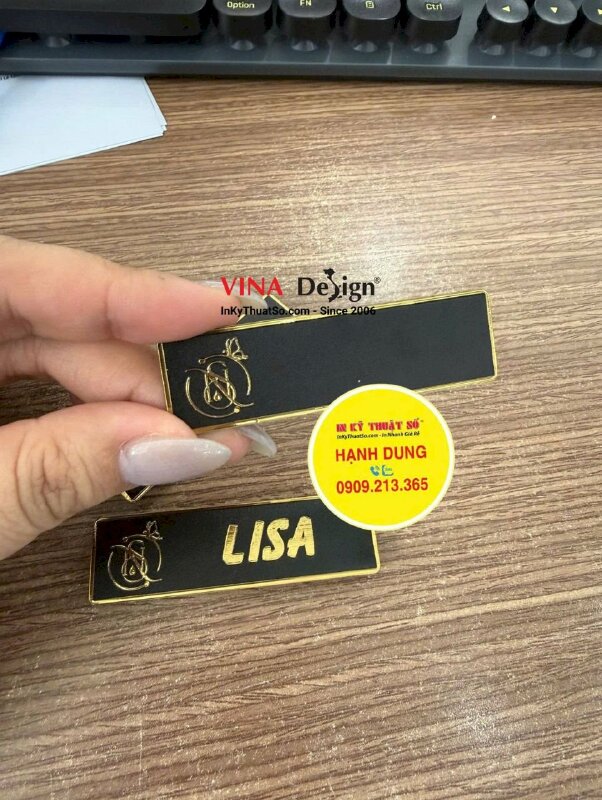 Làm bảng tên nhôm xước nền vàng, ăn mòn mực đen tên nhân viên Nails & Spa, phong cách sang trọng - INKTS3754