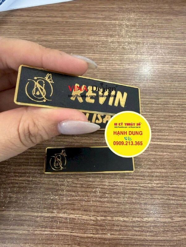 Làm bảng tên nhôm xước nền vàng, ăn mòn mực đen tên nhân viên Nails & Spa, phong cách sang trọng - INKTS3754