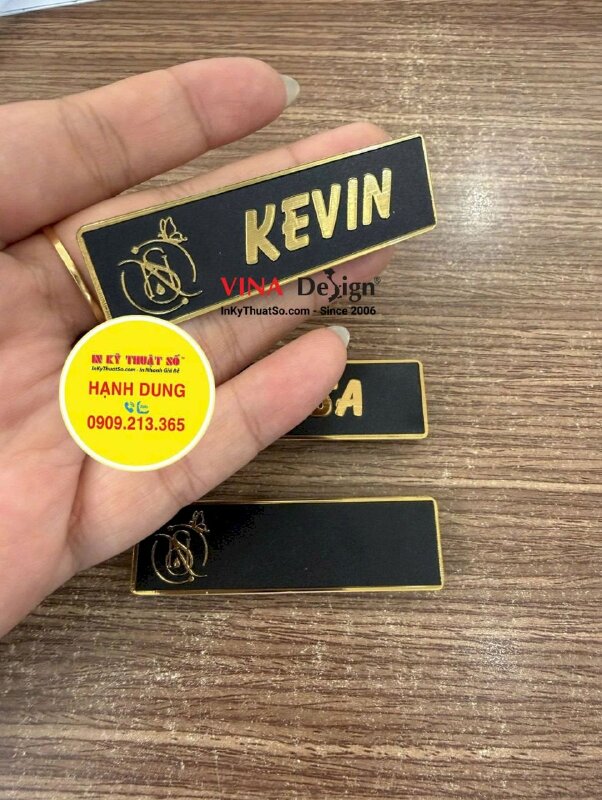 Làm bảng tên nhôm xước nền vàng, ăn mòn mực đen tên nhân viên Nails & Spa, phong cách sang trọng - INKTS3754