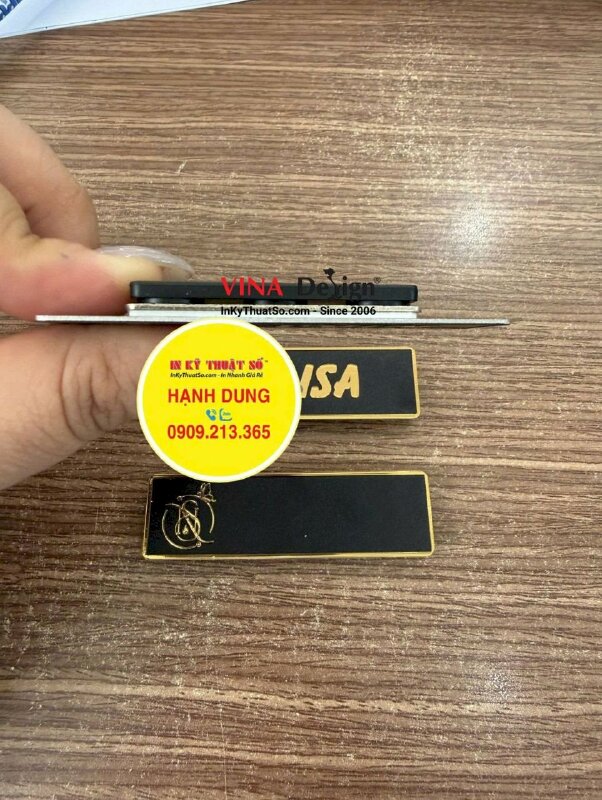 Làm bảng tên nhôm xước nền vàng, ăn mòn mực đen tên nhân viên Nails & Spa, phong cách sang trọng - INKTS3754