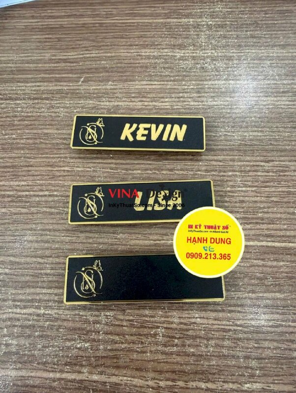 Làm bảng tên nhôm xước nền vàng, ăn mòn mực đen tên nhân viên Nails & Spa, phong cách sang trọng - INKTS3754