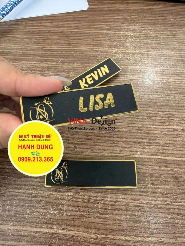 Làm bảng tên nhôm xước nền vàng, ăn mòn mực đen tên nhân viên Nails & Spa, phong cách sang trọng - INKTS3754