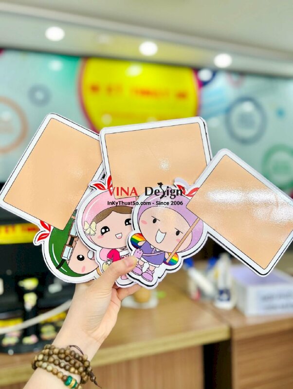 Chibi cầm bảng ghi chú check list công việc học tập decor trang trí, in PP cán format - INKTS631