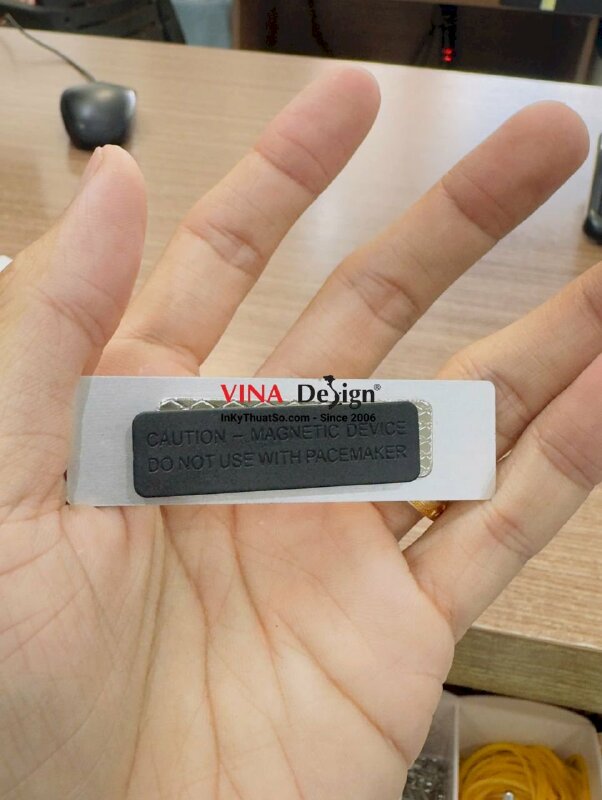 In bảng tên nhôm xước màu bạc, in UV, gắn nam châm, chức danh Professional - INKTS3791