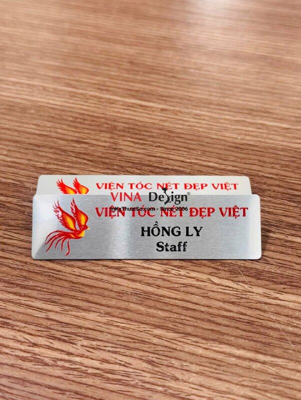 In bảng tên nhôm xước màu bạc, in UV nam châm hít, chức danh nhân viên Staff cho viện tóc, salon tóc - INKTS3797