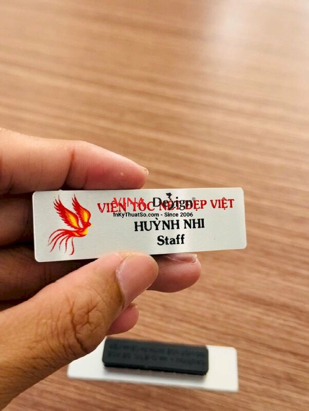 In bảng tên nhôm xước màu bạc, in UV nam châm hít, chức danh nhân viên Staff cho viện tóc, salon tóc - INKTS3797