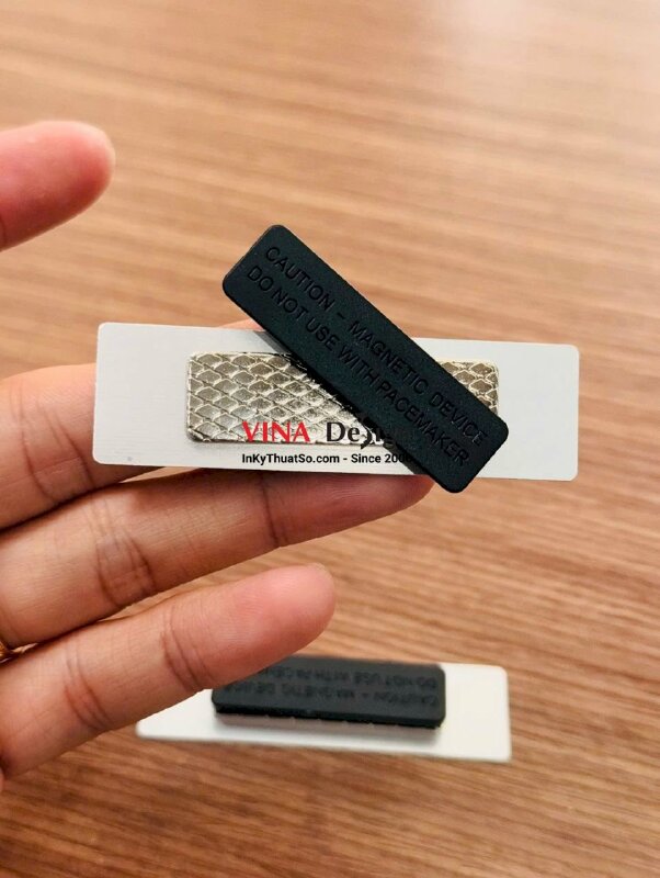In bảng tên nhôm xước màu bạc, in UV nam châm hít, chức danh nhân viên Staff cho viện tóc, salon tóc - INKTS3797