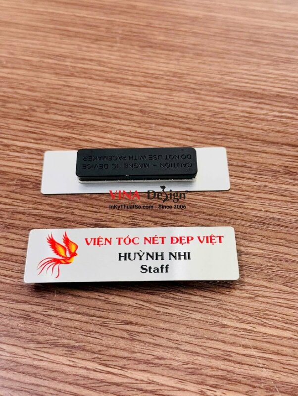 In bảng tên nhôm xước màu bạc, in UV nam châm hít, chức danh nhân viên Staff cho viện tóc, salon tóc - INKTS3797