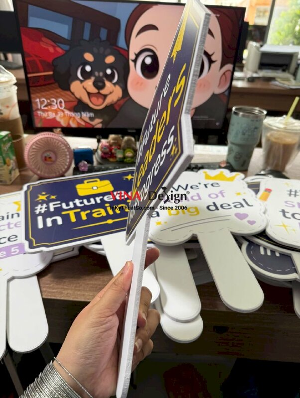 In hashtag cầm tay chúc mừng tốt nghiệp - INKTS3799