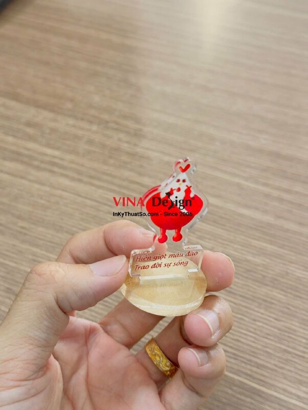 In standee mica trong hình linh vật hiến máu nhân đạo Việt Nam - INKTS3779