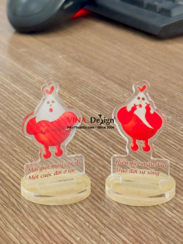 In standee mica trong hình linh vật hiến máu nhân đạo Việt Nam - INKTS3779