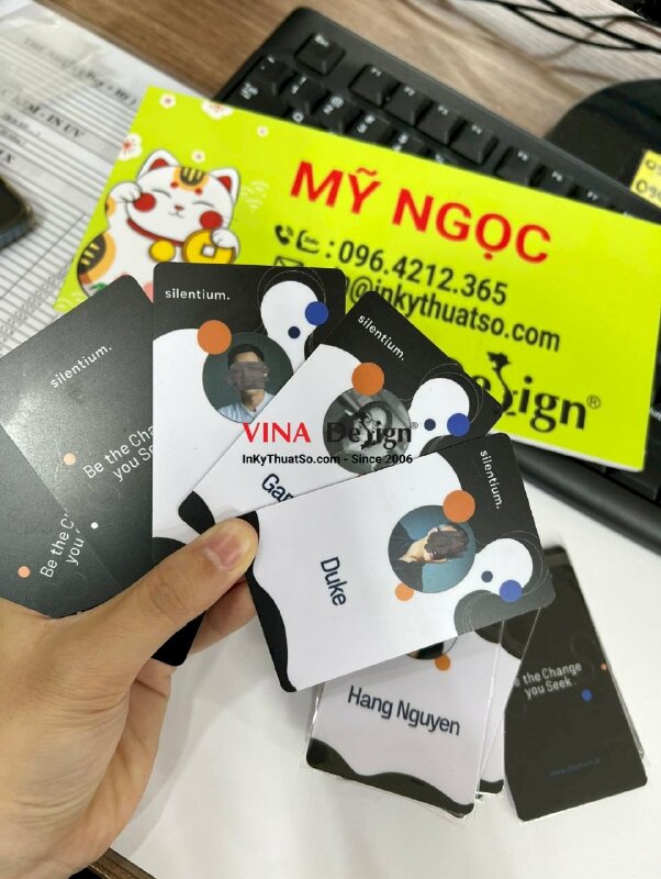 In thẻ nhân viên nhựa PVC cán mờ, bo góc - INKTS403