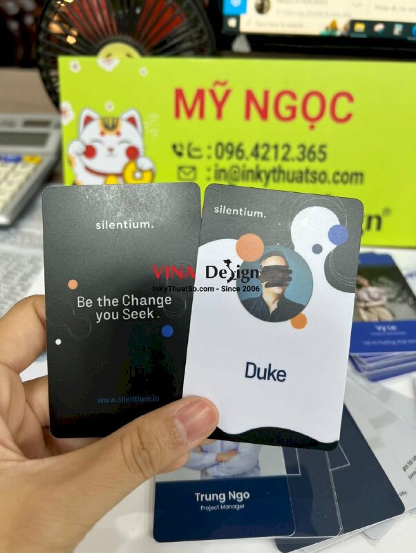 In thẻ nhân viên nhựa PVC cán mờ, bo góc - INKTS403