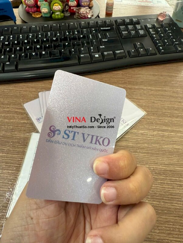 In thẻ Staff nhựa ép nhũ, ép bóng, bo góc khuôn chuẩn - INKTS3800