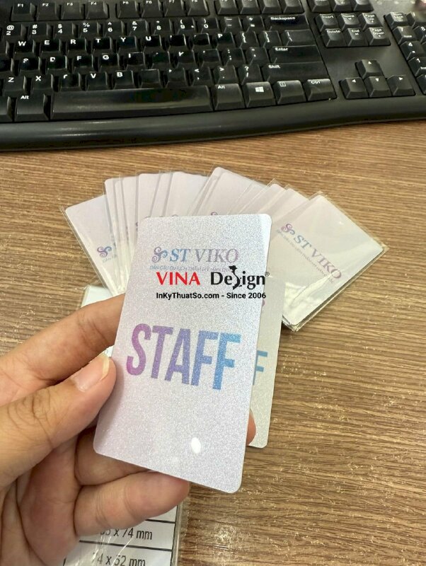In thẻ Staff nhựa ép nhũ, ép bóng, bo góc khuôn chuẩn - INKTS3800