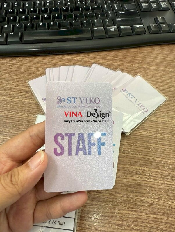 In thẻ Staff nhựa ép nhũ, ép bóng, bo góc khuôn chuẩn - INKTS3800