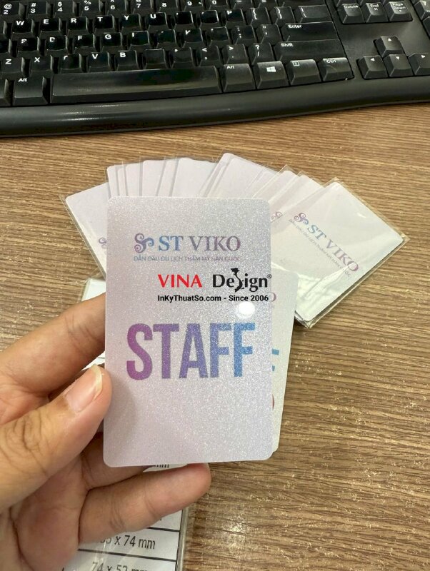 In thẻ Staff nhựa ép nhũ, ép bóng, bo góc khuôn chuẩn - INKTS3800