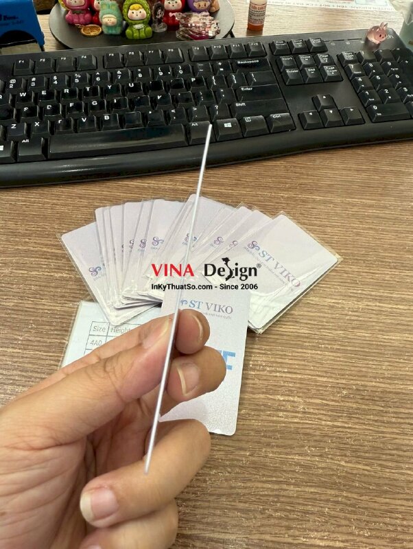 In thẻ Staff nhựa ép nhũ, ép bóng, bo góc khuôn chuẩn - INKTS3800