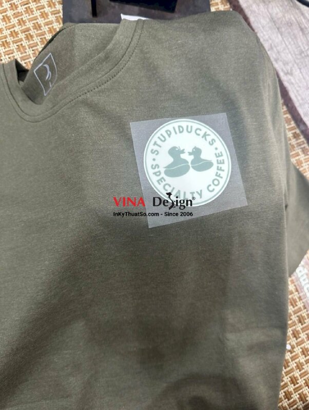 In áo đồng phục quán cafe, in logo tròn ngực áo, slogan lưng áo - INKTS735