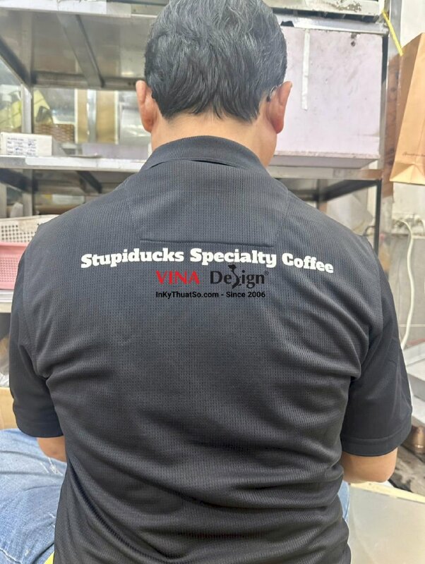 In áo đồng phục quán cafe, in logo tròn ngực áo, slogan lưng áo - INKTS735