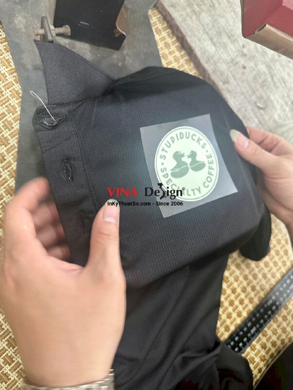 In áo đồng phục quán cafe, in logo tròn ngực áo, slogan lưng áo - INKTS735