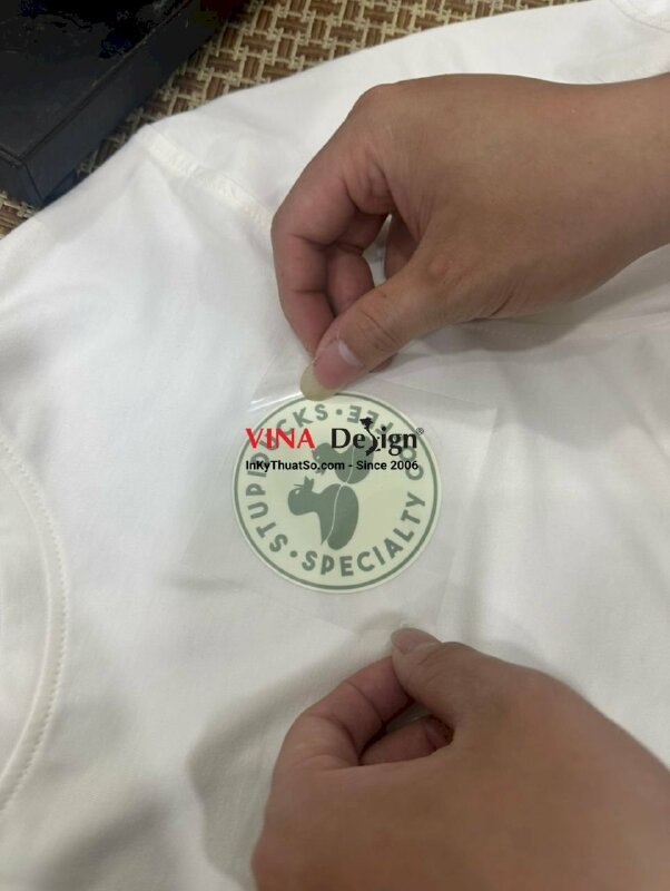 In áo đồng phục quán cafe, in logo tròn ngực áo, slogan lưng áo - INKTS735