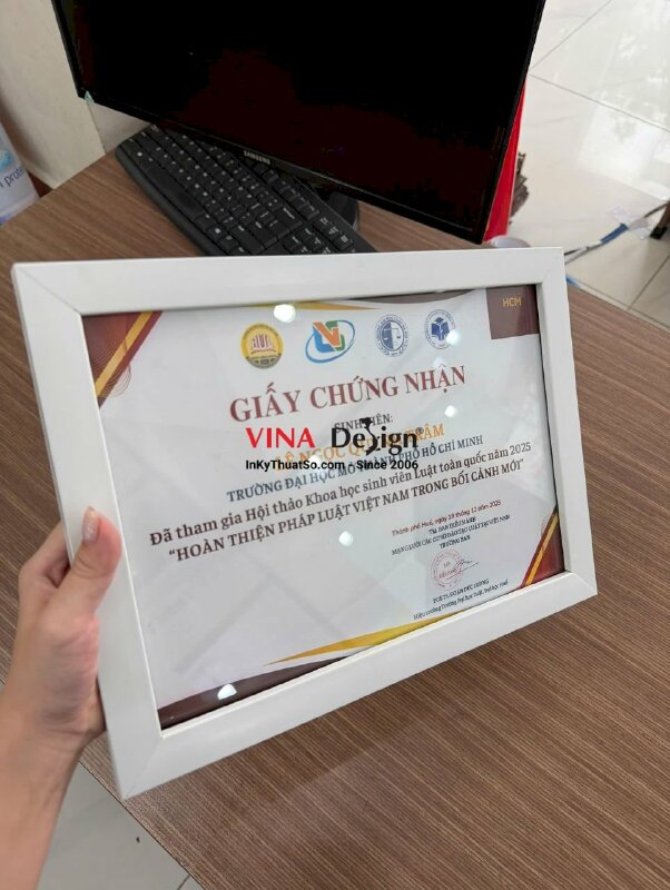 In giấy chứng nhận tham gia Hội thảo Khoa học cho sinh viên trường đại học, đóng khung viền gỗ màu trắng lồng kính - INKTS3823