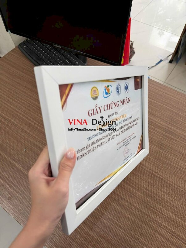 In giấy chứng nhận tham gia Hội thảo Khoa học cho sinh viên trường đại học, đóng khung viền gỗ màu trắng lồng kính - INKTS3823