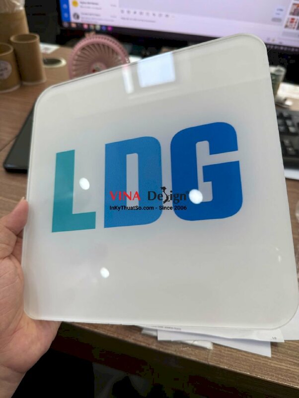 In logo công ty Mica trong 5li, in UV ngược 1 mặt, lót trắng full nền, cắt CNC theo file - INKTS3827