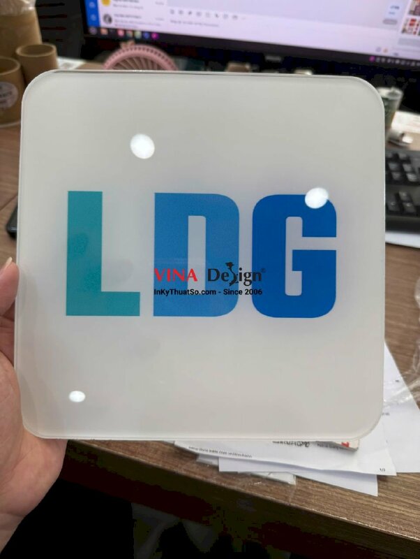 In logo công ty Mica trong 5li, in UV ngược 1 mặt, lót trắng full nền, cắt CNC theo file - INKTS3827