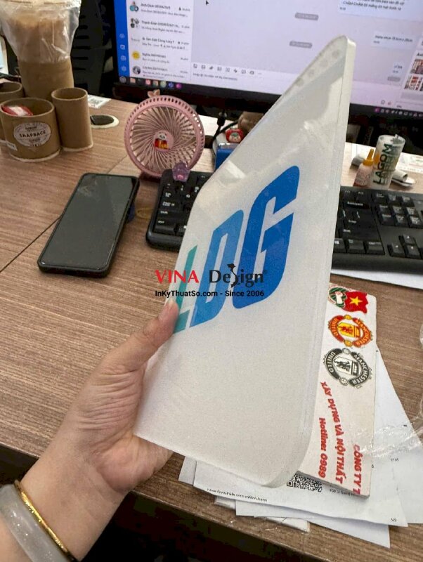 In logo công ty Mica trong 5li, in UV ngược 1 mặt, lót trắng full nền, cắt CNC theo file - INKTS3827