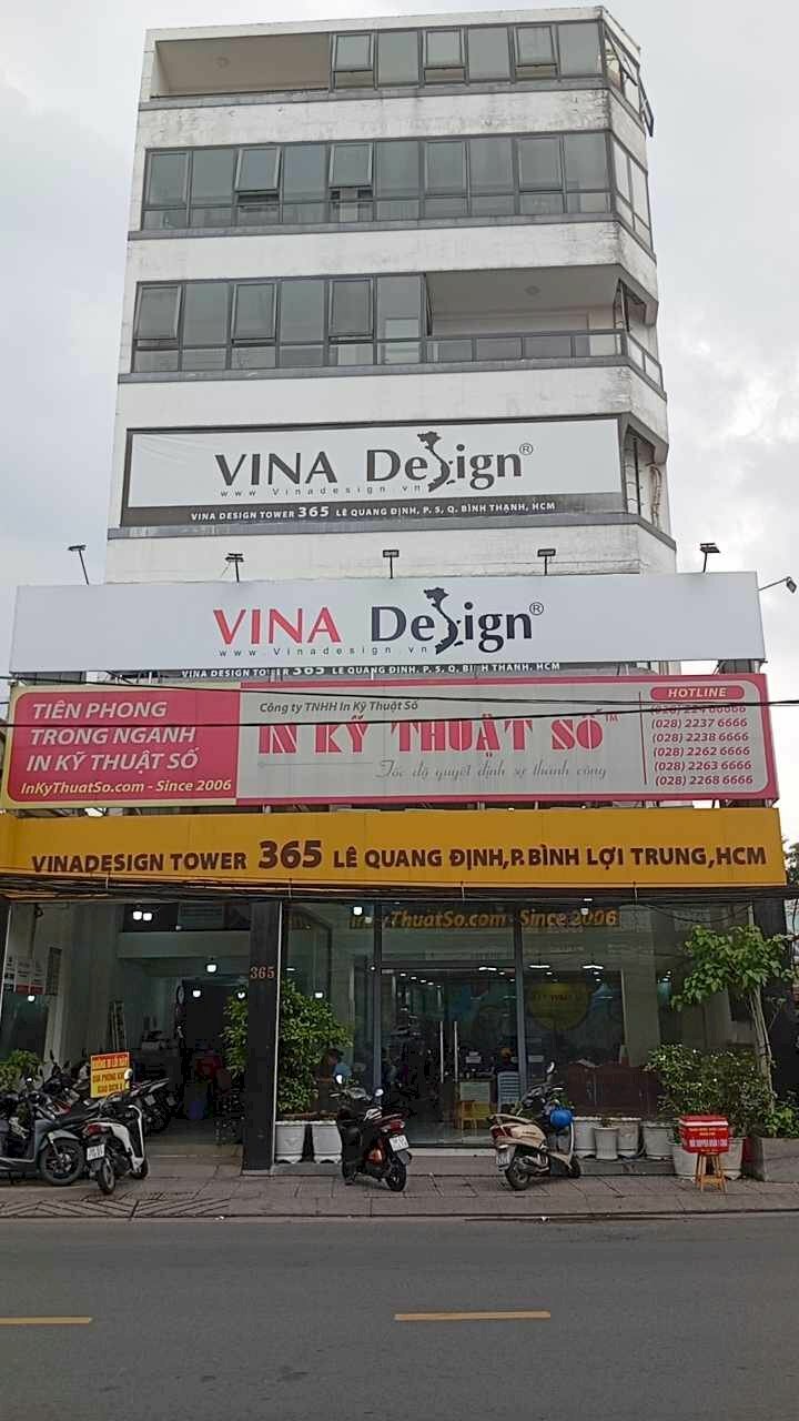 Đội ngũ nhân viên thiết kế in ấn tại In Kỹ Thuật Số