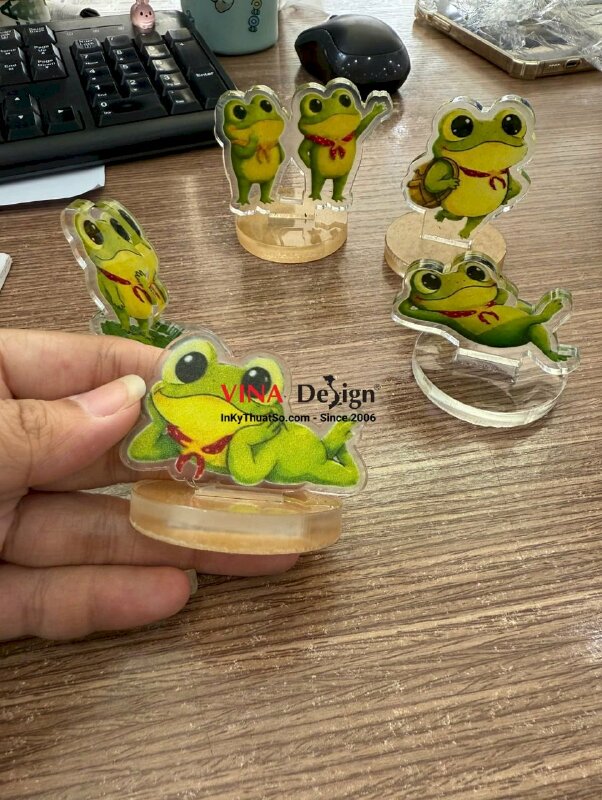 In standee mica nhân vật chú ếch đeo khăn quàng cổ, in UV 2 mặt, gắn chân đế tròn - INKTS3822