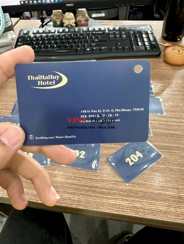 In thẻ chìa khóa khách sạn, in 2 mặt ép mờ, đánh số nhảy, đục lỗ tròn - INKTS761