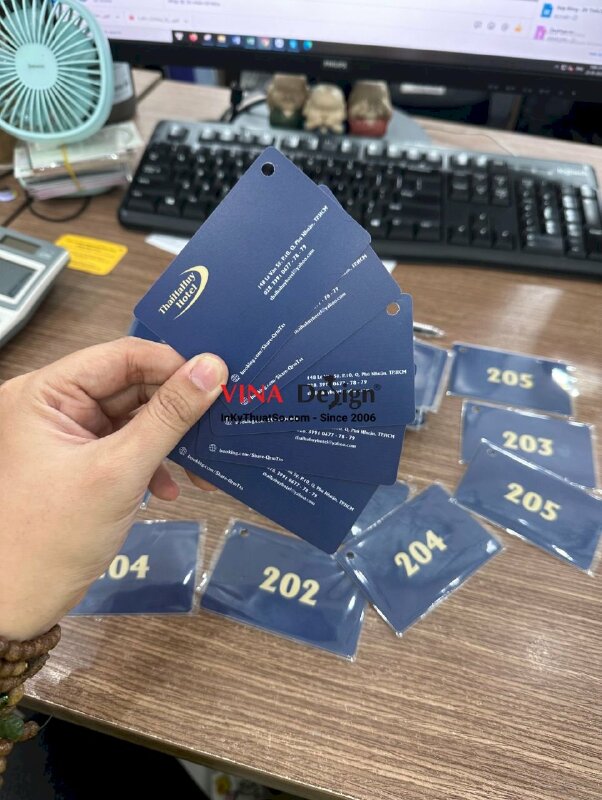 In thẻ chìa khóa khách sạn, in 2 mặt ép mờ, đánh số nhảy, đục lỗ tròn - INKTS761