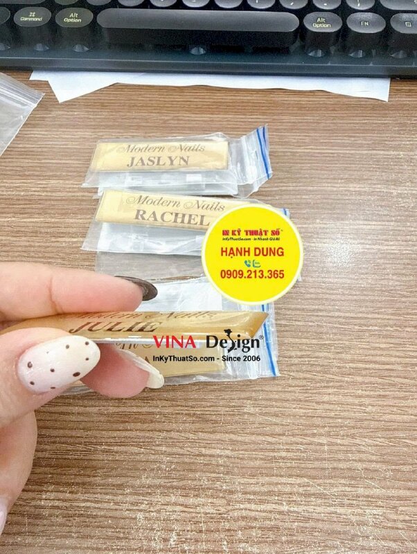 In thẻ tên nhân viên cài áo nails spa, bảng tên nhựa đổ keo, gắm ghim cài, hàng gửi đi Mỹ từ TPHCM - INKTS3831