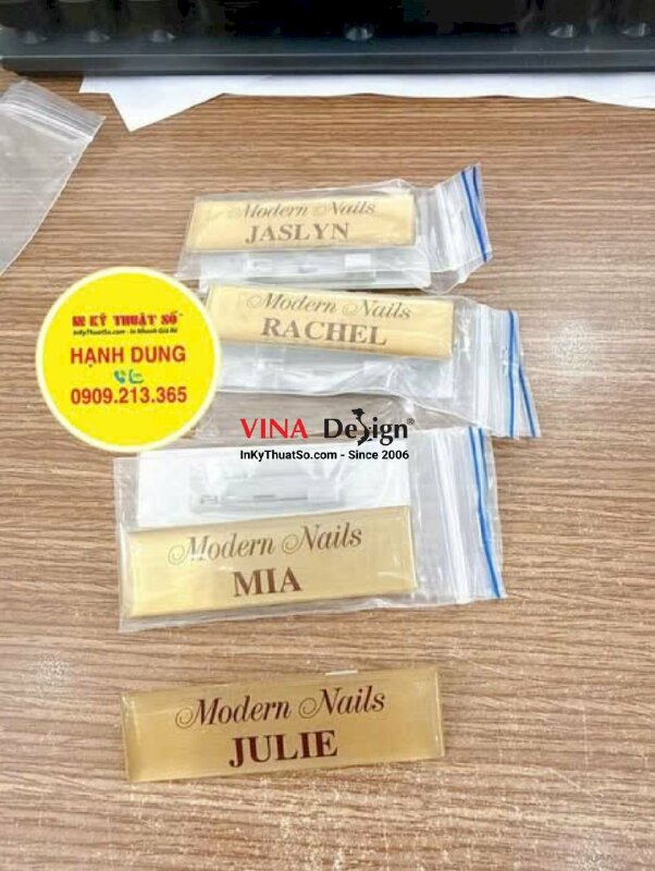 In thẻ tên nhân viên cài áo nails spa, bảng tên nhựa đổ keo, gắm ghim cài, hàng gửi đi Mỹ từ TPHCM - INKTS3831