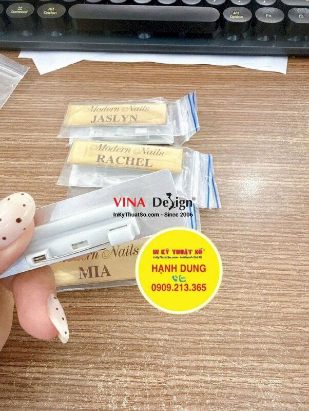 In thẻ tên nhân viên cài áo nails spa, bảng tên nhựa đổ keo, gắm ghim cài, hàng gửi đi Mỹ từ TPHCM - INKTS3831