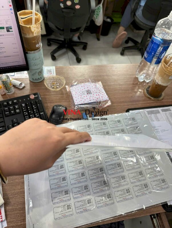 Làm mặt nạ Mica gắn màn hình cảm ứng, in Decal keo mặt trước, bế cán lên Mica trong 5li - INKTS3828