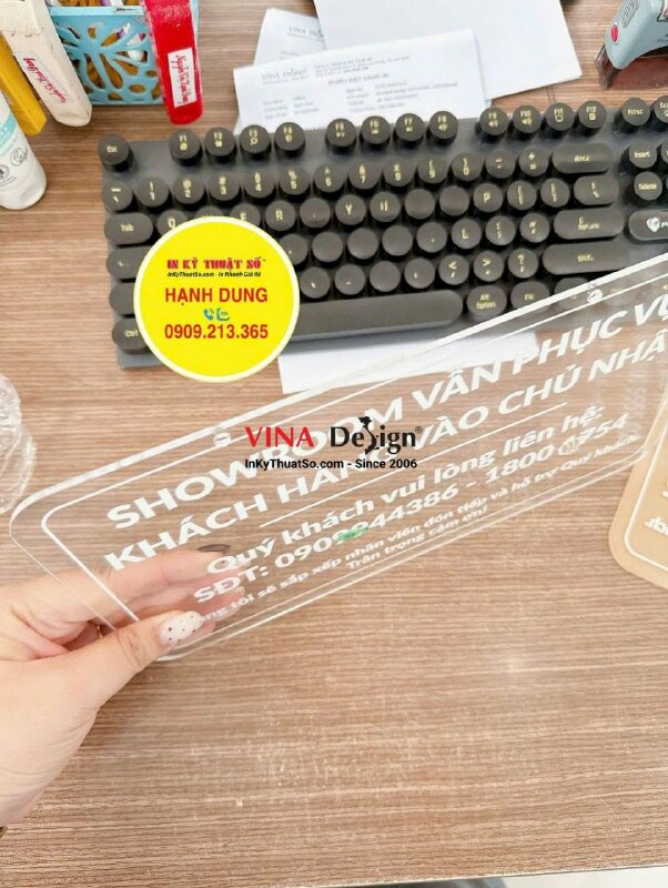 Biển hiệu Mica thông tin giờ làm việc ngày chủ nhật cho showroom - INKTS3815