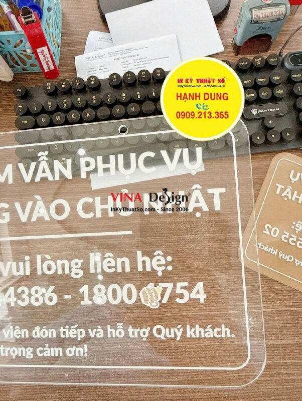 Biển hiệu Mica thông tin giờ làm việc ngày chủ nhật cho showroom - INKTS3815