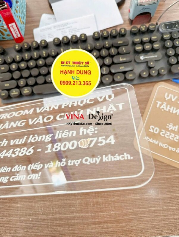 Biển hiệu Mica thông tin giờ làm việc ngày chủ nhật cho showroom - INKTS3815