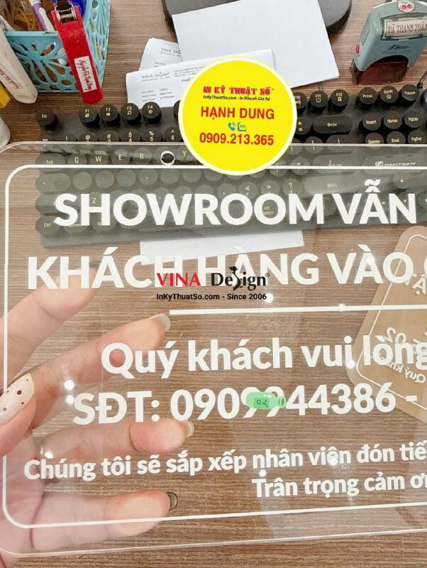Biển hiệu Mica thông tin giờ làm việc ngày chủ nhật cho showroom - INKTS3815