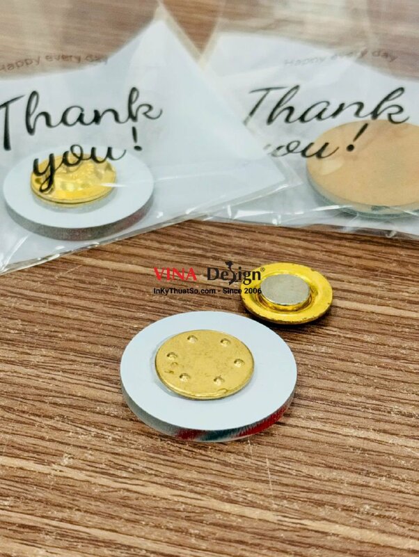 In huy hiệu tròn Mica trong logo thương hiệu, gắn nam châm mặt sau - INKTS3855