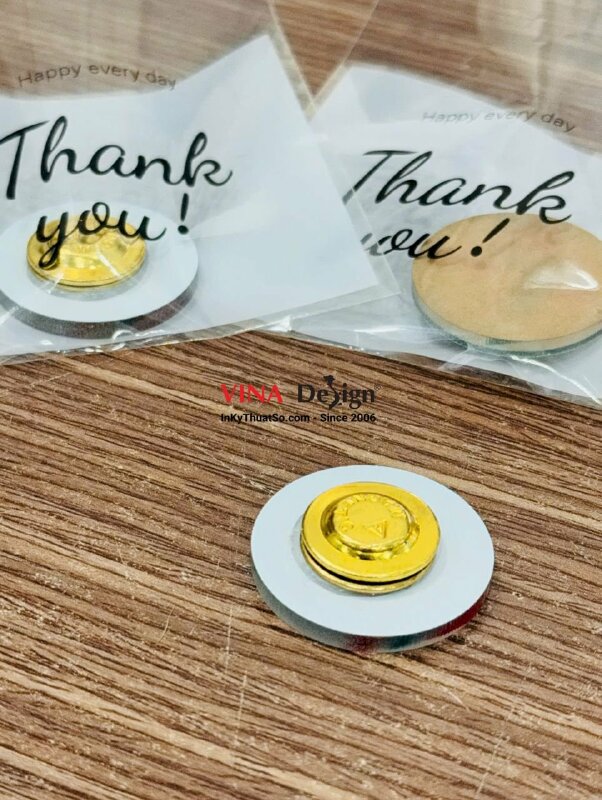 In huy hiệu tròn Mica trong logo thương hiệu, gắn nam châm mặt sau - INKTS3855