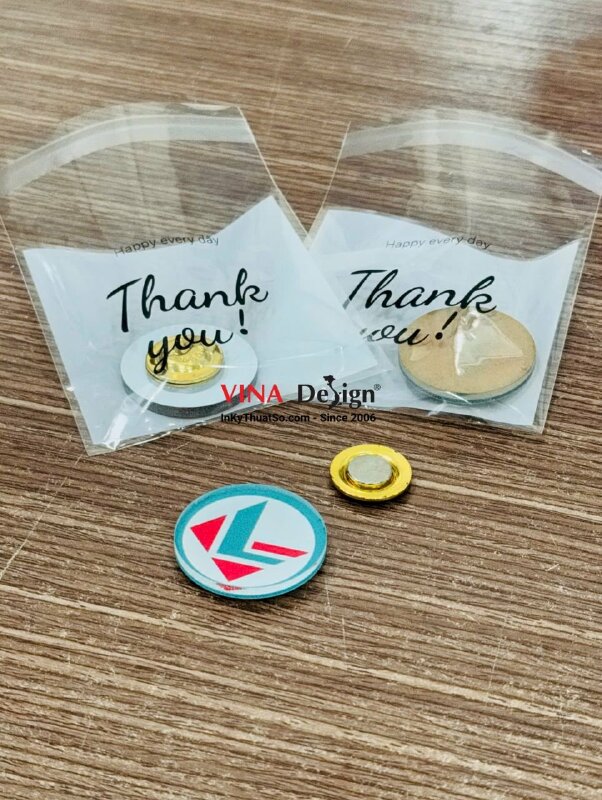 In huy hiệu tròn Mica trong logo thương hiệu, gắn nam châm mặt sau - INKTS3855