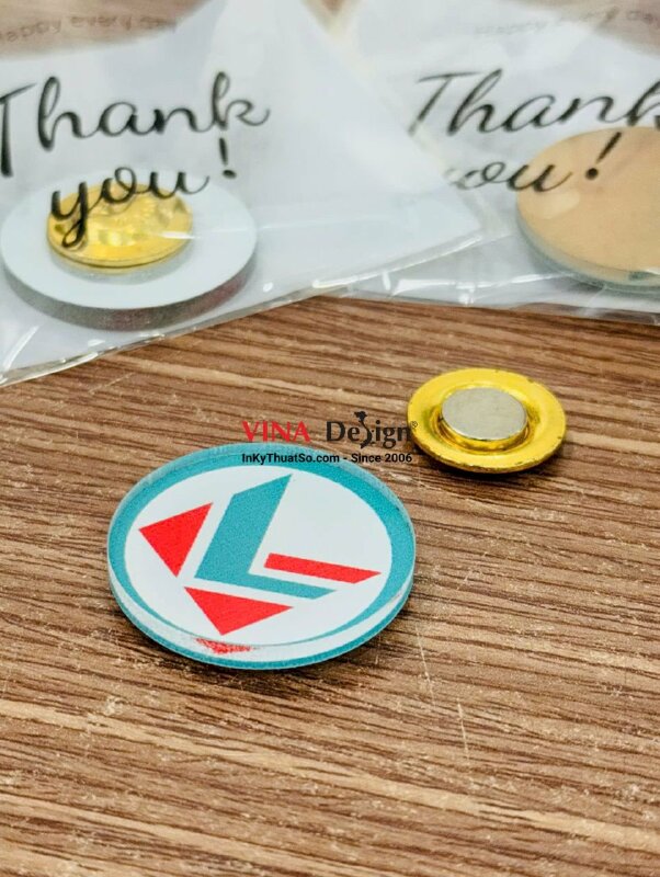 In huy hiệu tròn Mica trong logo thương hiệu, gắn nam châm mặt sau - INKTS3855